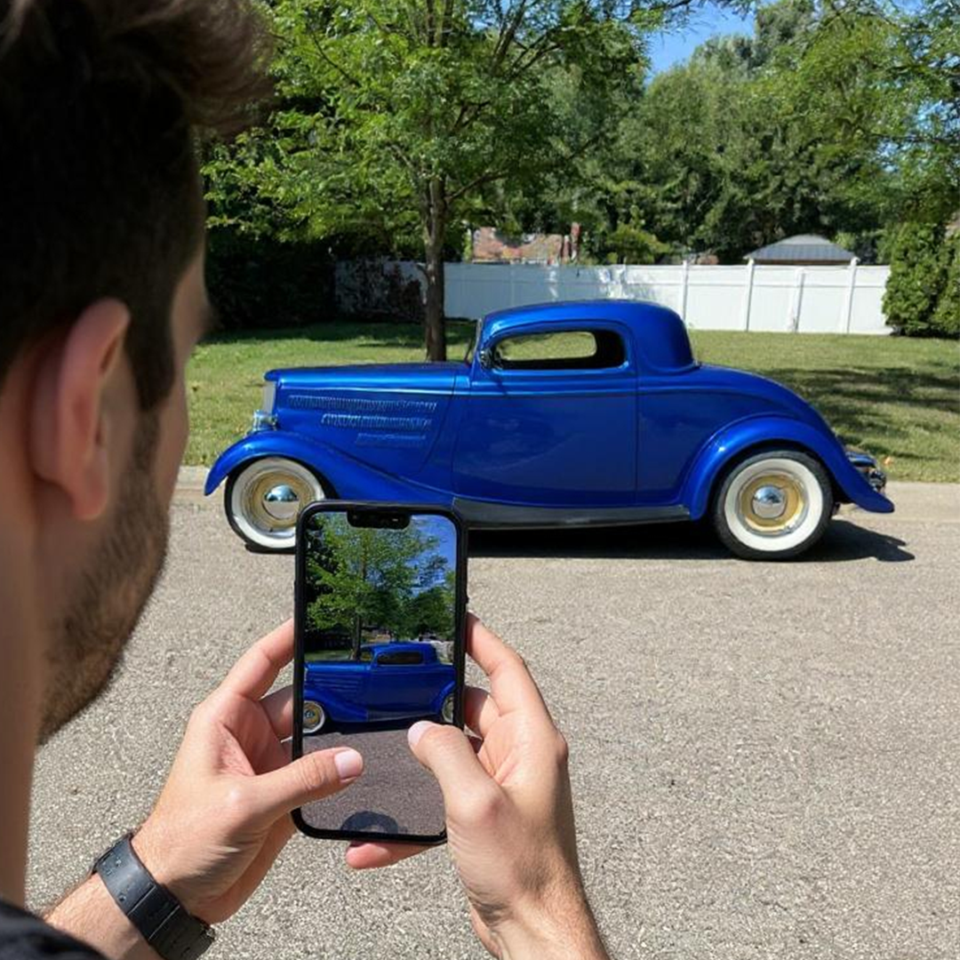 Customer photographing his car with a phone